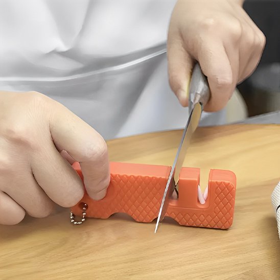 Aiguiseur couteau orange en plastique pratique